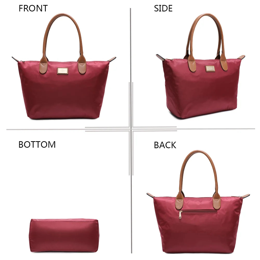 La Balade Medium bordeaux sous quatre angles : face, profil, dessous et dos du sac en nylon – réf. Z-03