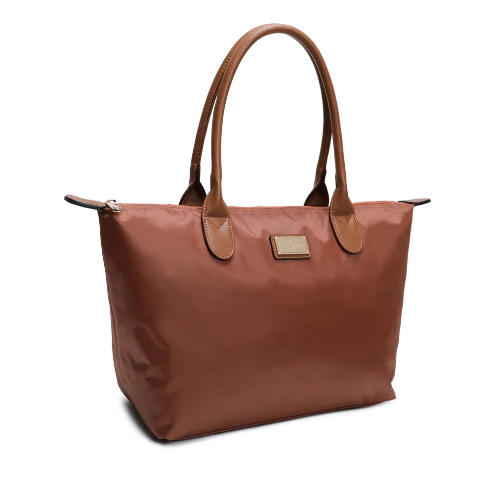 La Balade Medium camel vue de trois quarts : silhouette évasée et pattes marron aux extrémités du zip – réf. Z-03