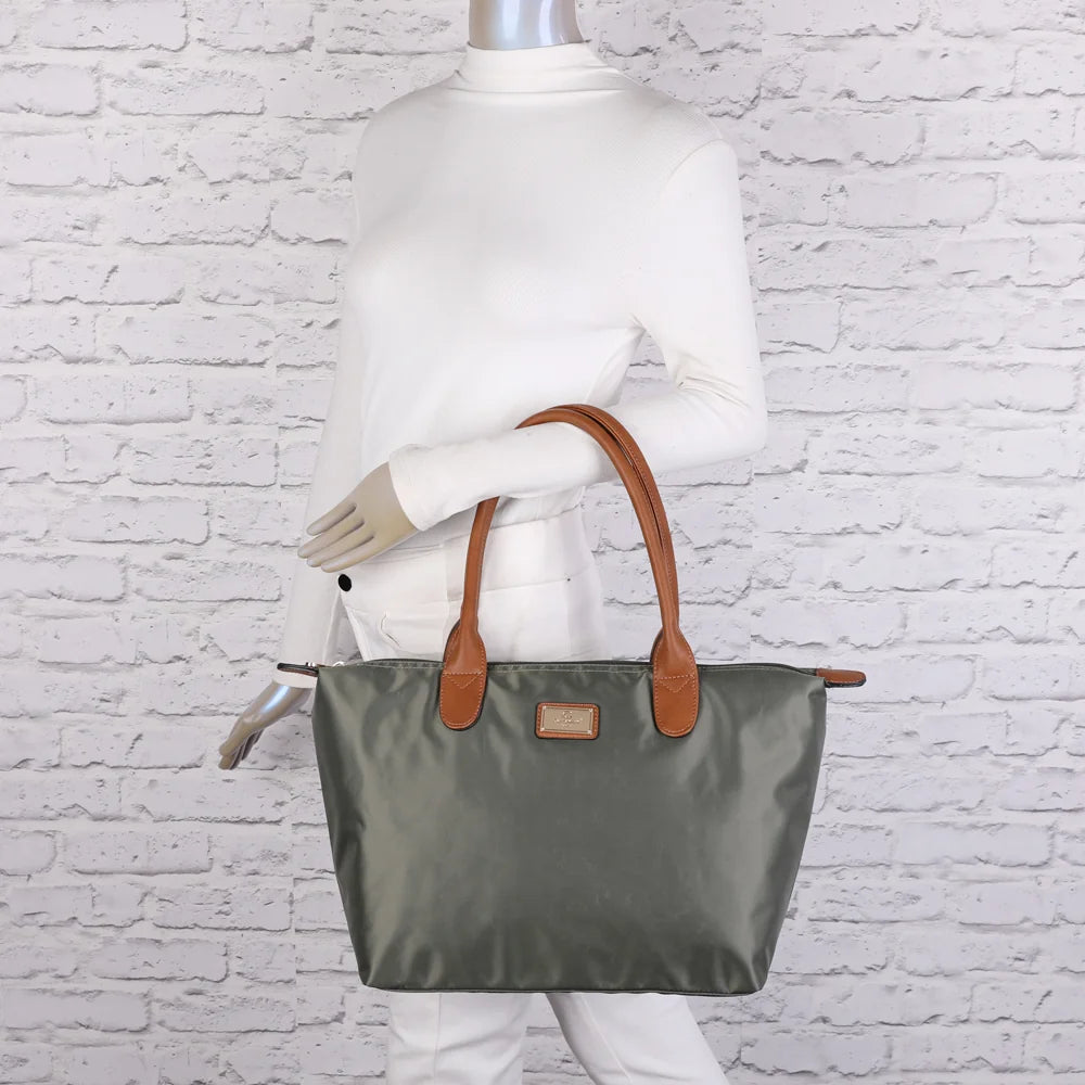 La Balade Medium vert foncé portée par une femme : un sac cabas au format medium avec deux anses marron – réf. Z-03