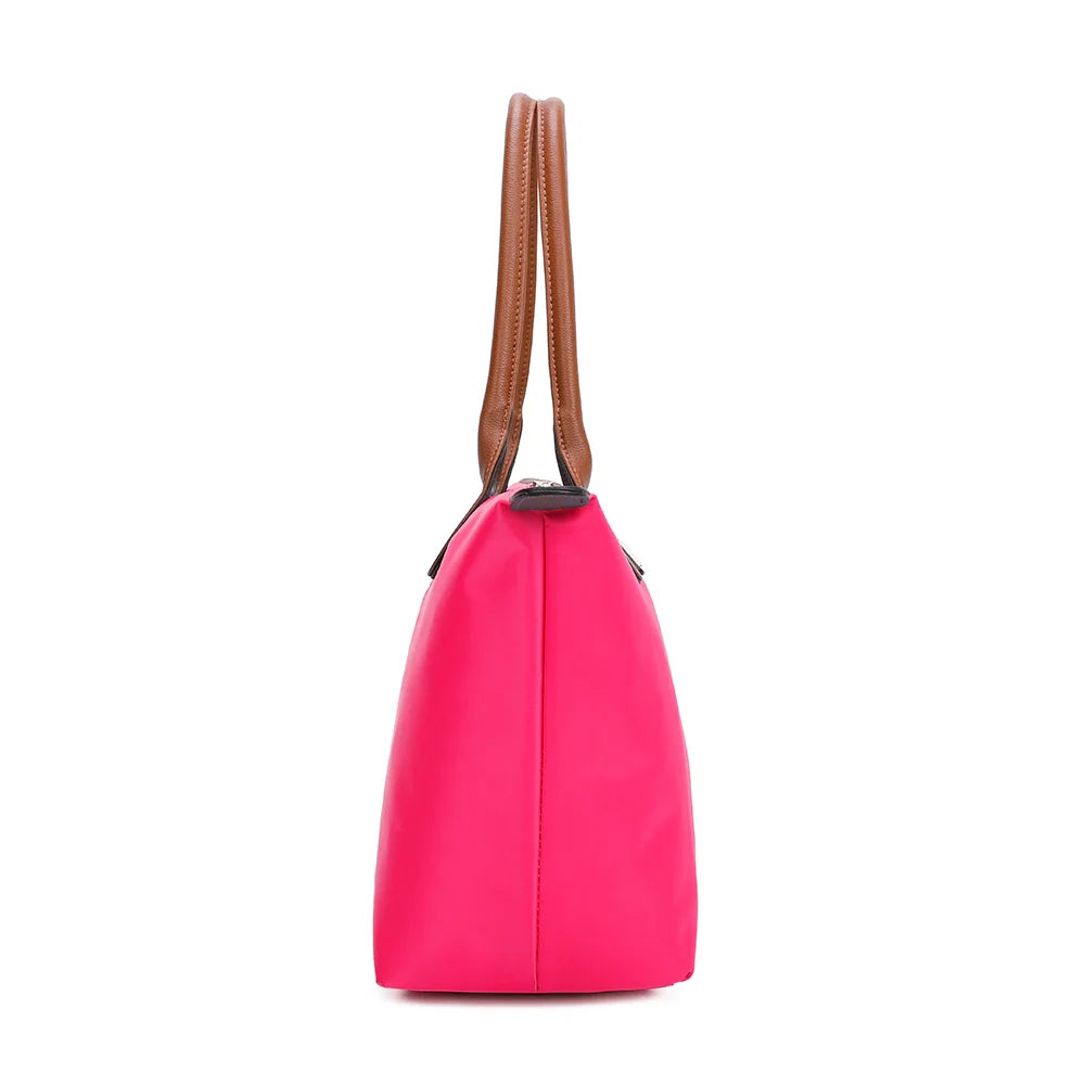La Balade Medium fuschia claire de profil : 15 cm de profondeur et forme évasée vers la fermeture éclair – réf. Z-03