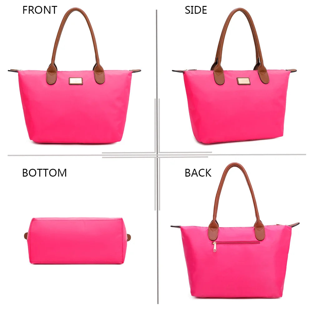 La Balade Medium fuschia claire sous quatre angles : face, profil, dessous et dos du sac en nylon – réf. Z-03