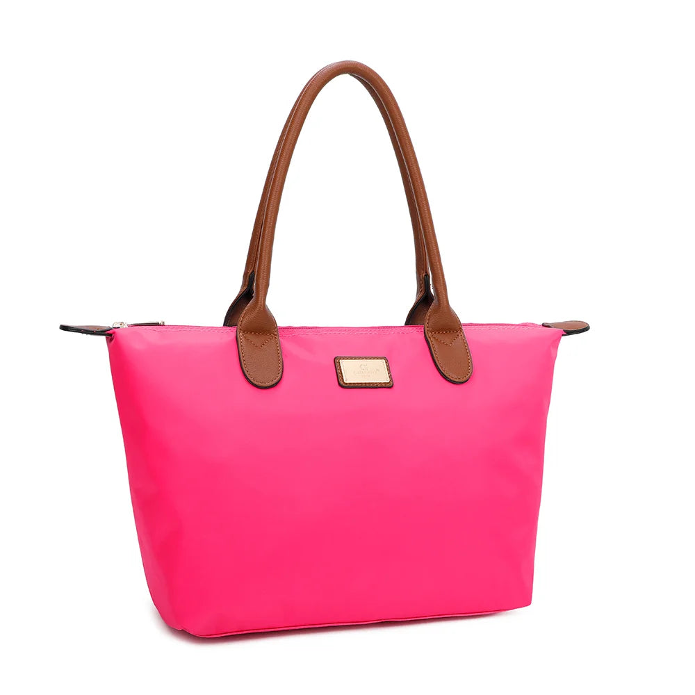 La Balade Medium fuschia claire vue de trois quarts : silhouette évasée et pattes marron aux extrémités du zip – réf. Z-03