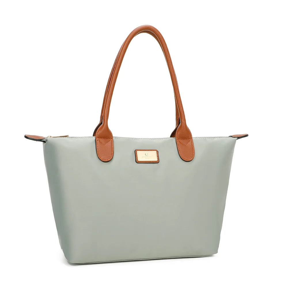La Balade Medium gris claire vue de trois quarts : silhouette évasée et pattes marron aux extrémités du zip – réf. Z-03