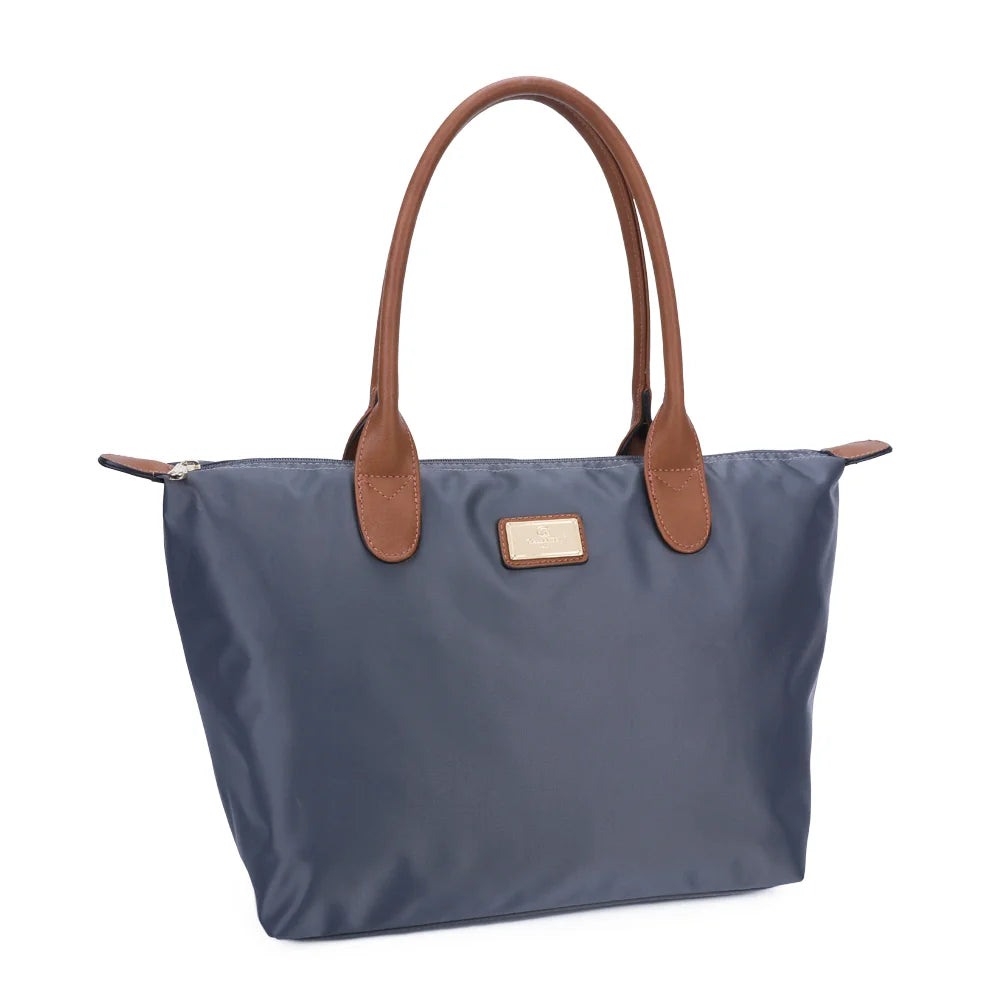 La Balade Medium gris foncé vue de trois quarts : silhouette évasée et pattes marron aux extrémités du zip – réf. Z-03