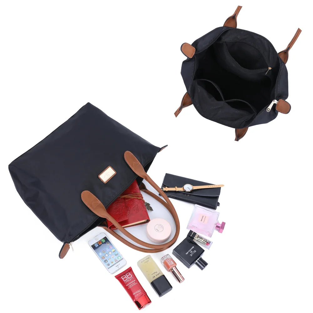Intérieur de La Balade Medium noir : une poche zippée et des poches plaquées pour les petits essentiels – réf. Z-03