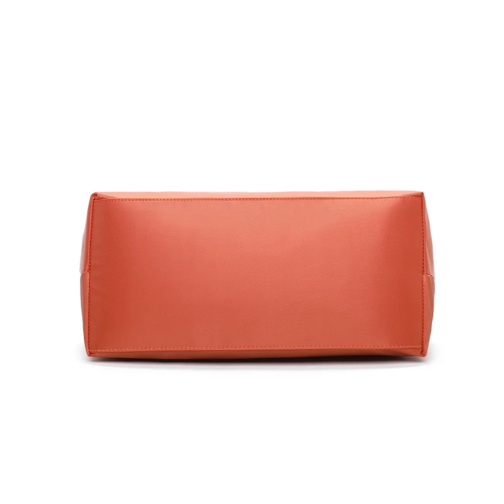 Dessous de La Balade Medium orange, vue de la base en nylon et des coutures du sac cabas – réf. Z-03
