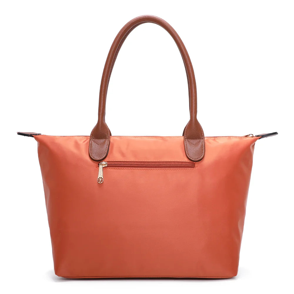 Dos de La Balade Medium orange : nylon uni et anses marron surpiquées cousues sur le haut du sac – réf. Z-03