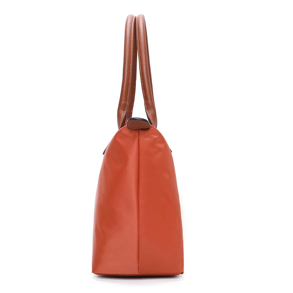 La Balade Medium orange de profil : 15 cm de profondeur et forme évasée vers la fermeture éclair – réf. Z-03