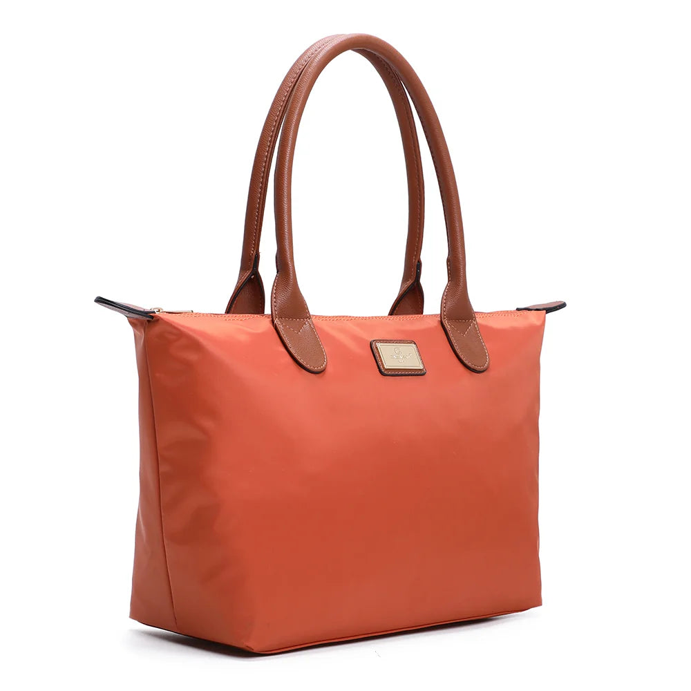 La Balade Medium orange vue de trois quarts : silhouette évasée et pattes marron aux extrémités du zip – réf. Z-03