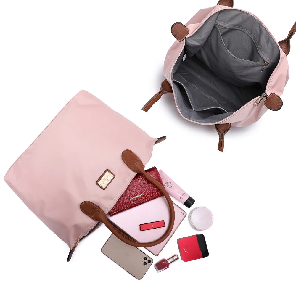 Intérieur de La Balade Medium rose claire : une poche zippée et des poches plaquées pour les petits essentiels – réf. Z-03