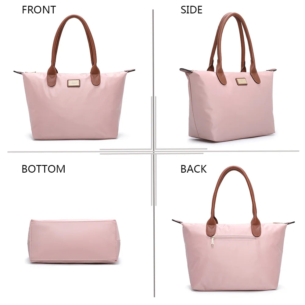 La Balade Medium rose claire sous quatre angles : face, profil, dessous et dos du sac en nylon – réf. Z-03