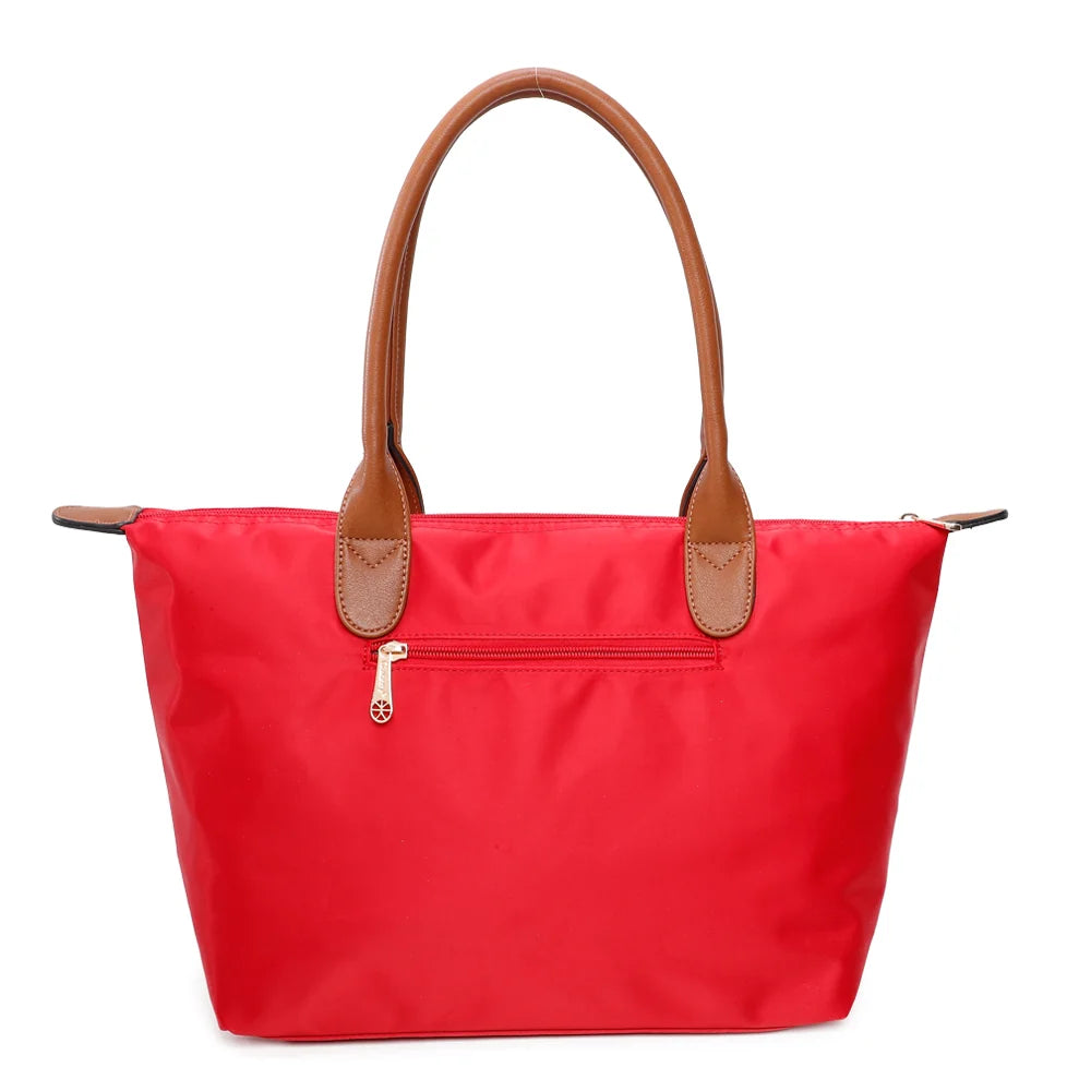 Dos de La Balade Medium rouge : nylon uni et anses marron surpiquées cousues sur le haut du sac – réf. Z-03