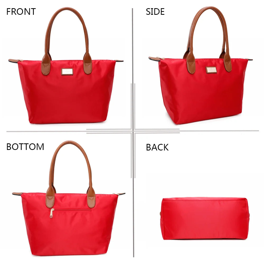 La Balade Medium rouge sous quatre angles : face, profil, dessous et dos du sac en nylon – réf. Z-03