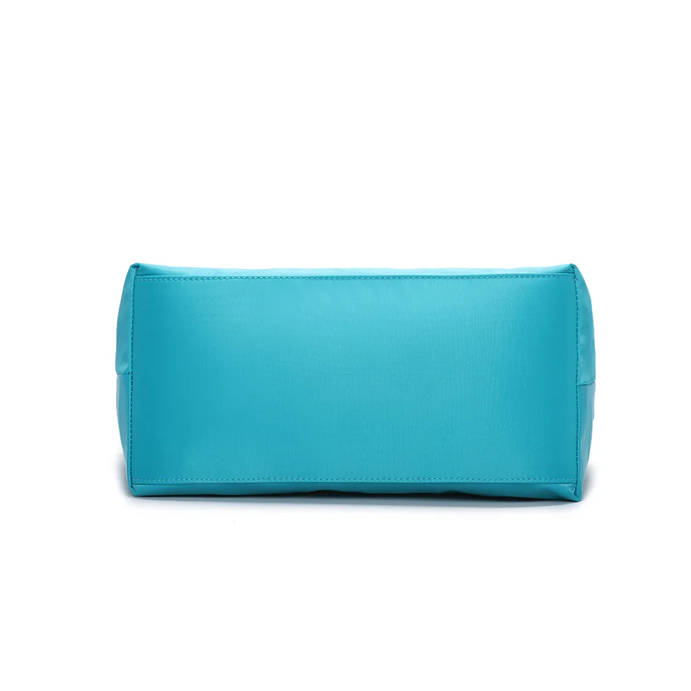 Dessous de La Balade Medium turquoise claire, vue de la base en nylon et des coutures du sac cabas – réf. Z-03
