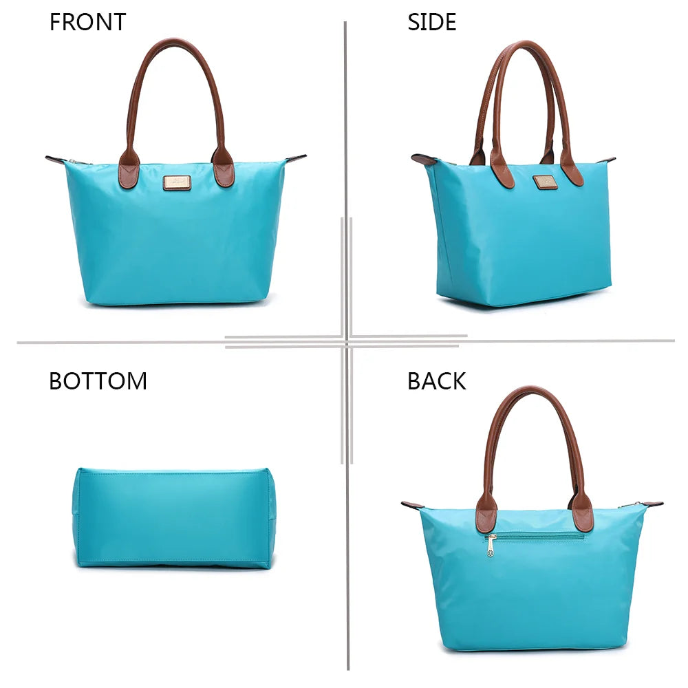 La Balade Medium turquoise claire sous quatre angles : face, profil, dessous et dos du sac en nylon – réf. Z-03