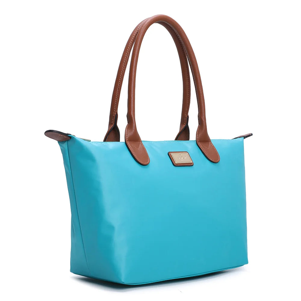 La Balade Medium turquoise claire vue de trois quarts : silhouette évasée et pattes marron aux extrémités du zip – réf. Z-03