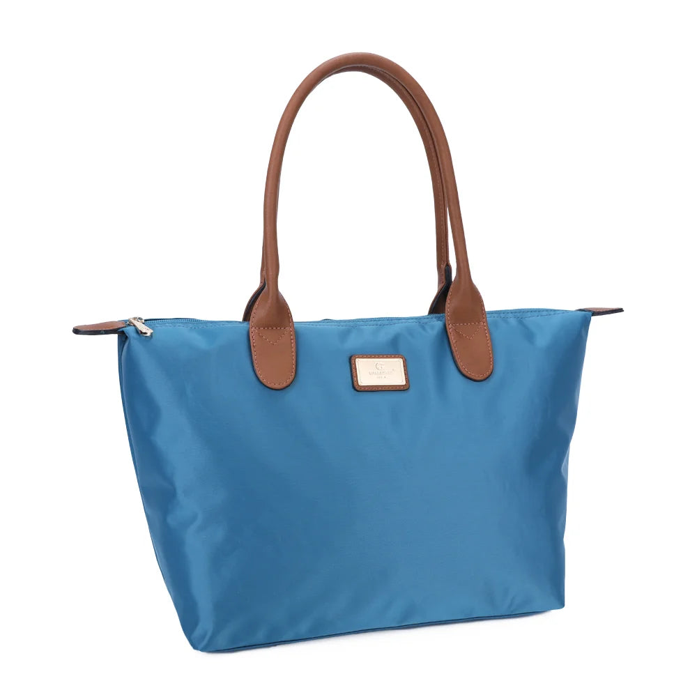 La Balade Medium turquoise foncé vue de trois quarts : silhouette évasée et pattes marron aux extrémités du zip – réf. Z-03