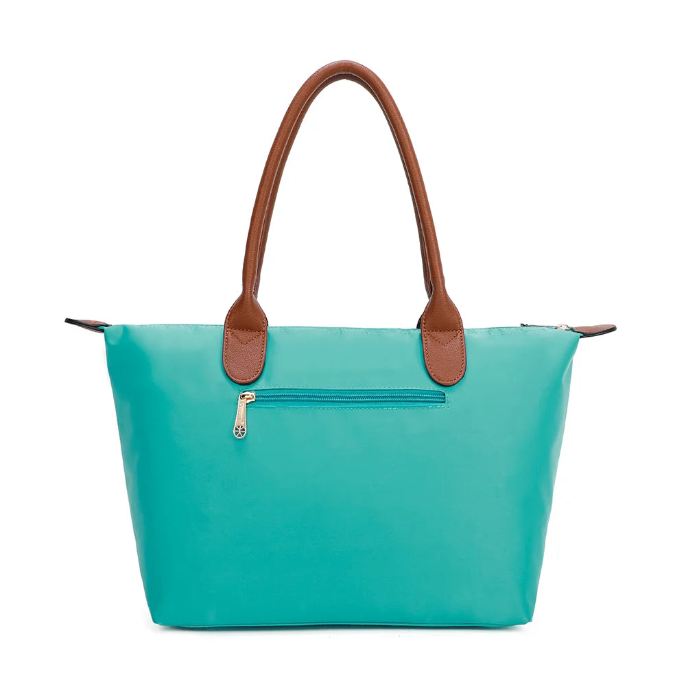 Dos de La Balade Medium vert emeraude : nylon uni et anses marron surpiquées cousues sur le haut du sac – réf. Z-03