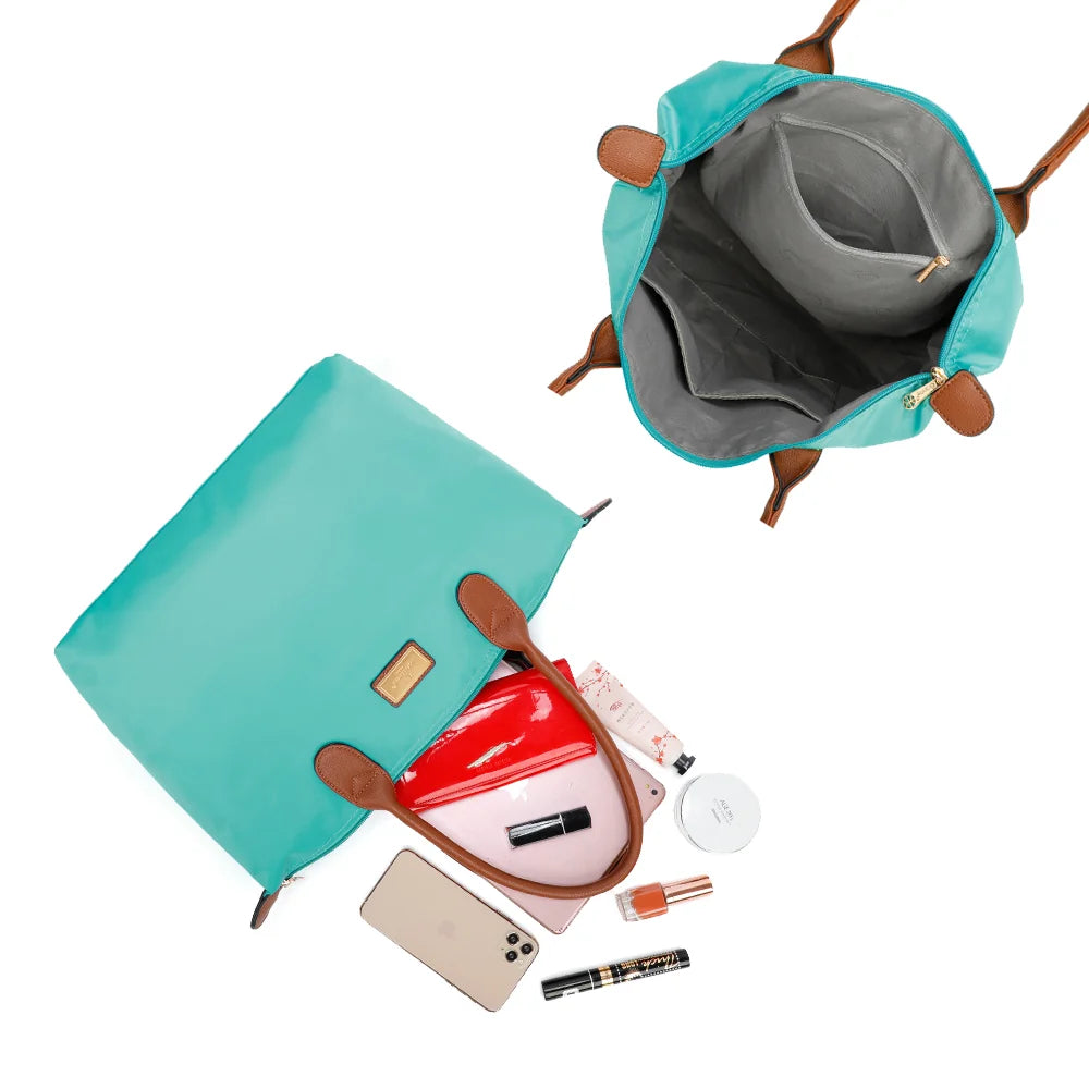 Intérieur de La Balade Medium vert emeraude : une poche zippée et des poches plaquées pour les petits essentiels – réf. Z-03