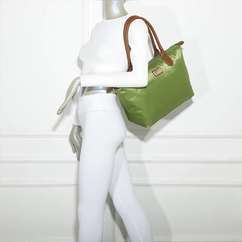 La Balade Medium vert gazon portée par une femme : un sac cabas au format medium avec deux anses marron – réf. Z-03
