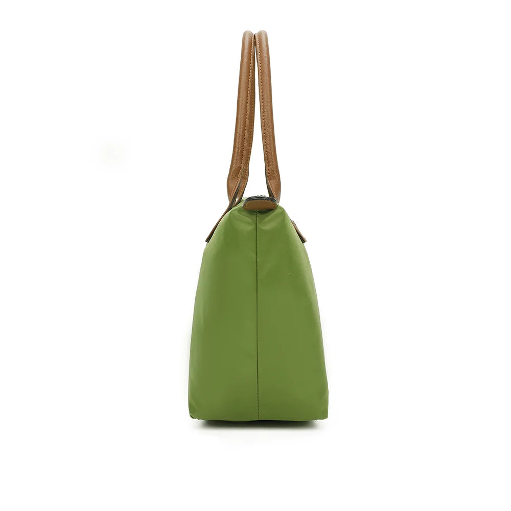 La Balade Medium vert gazon de profil : 15 cm de profondeur et forme évasée vers la fermeture éclair – réf. Z-03