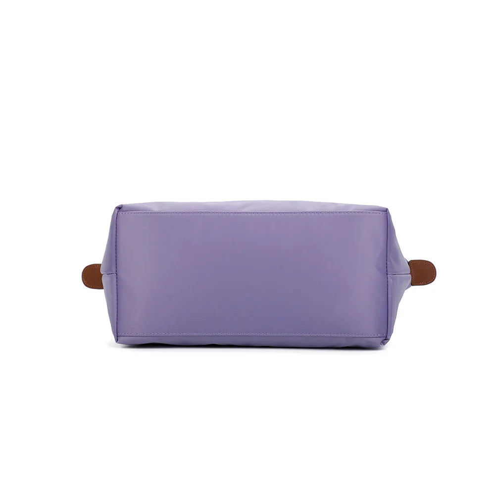 Dessous de La Balade Medium violet claire, vue de la base en nylon et des coutures du sac cabas – réf. Z-03