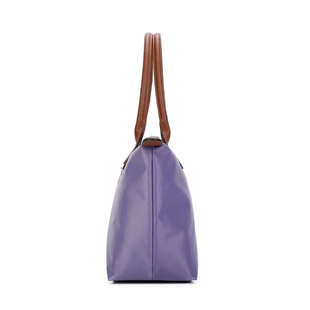 La Balade Medium violet claire de profil : 15 cm de profondeur et forme évasée vers la fermeture éclair – réf. Z-03