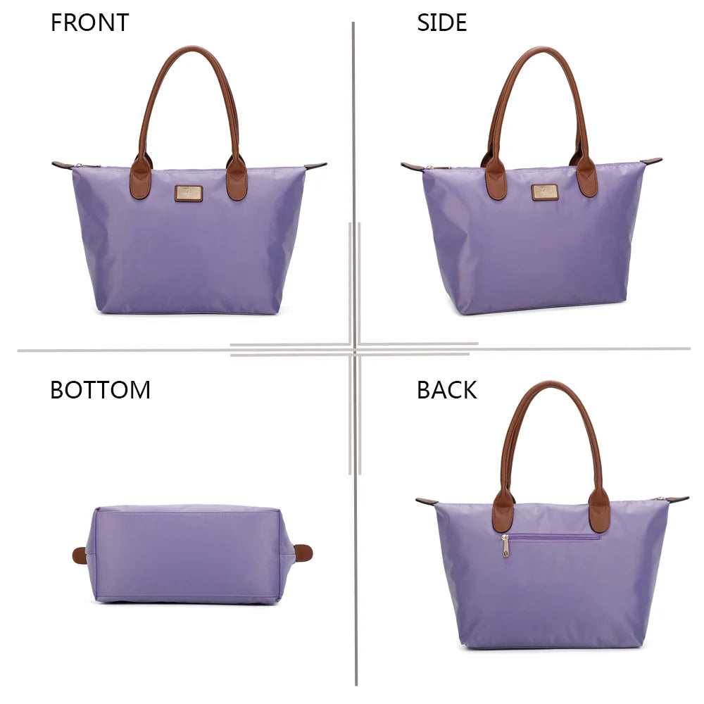 La Balade Medium violet claire sous quatre angles : face, profil, dessous et dos du sac en nylon – réf. Z-03