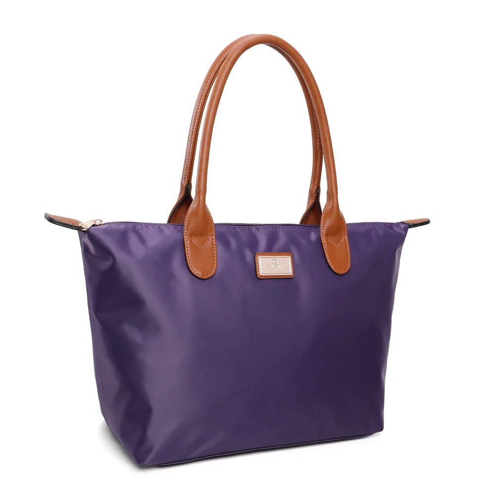 La Balade Medium violet vue de trois quarts : silhouette évasée et pattes marron aux extrémités du zip – réf. Z-03