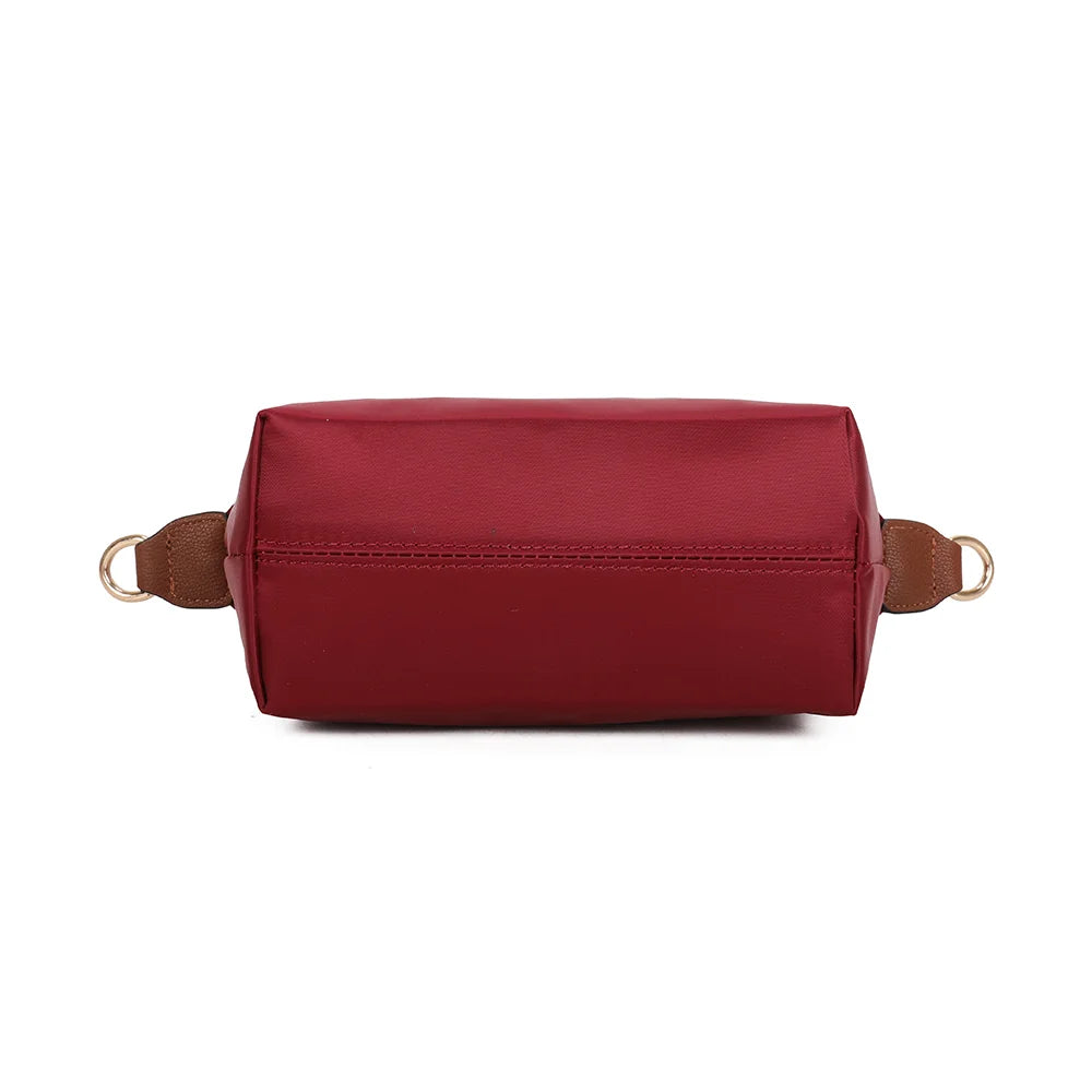 Vue du dessous de La Balade (Mini) rouge foncé, un format compact de 17 × 8,5 cm facile à glisser partout – réf. Z-05