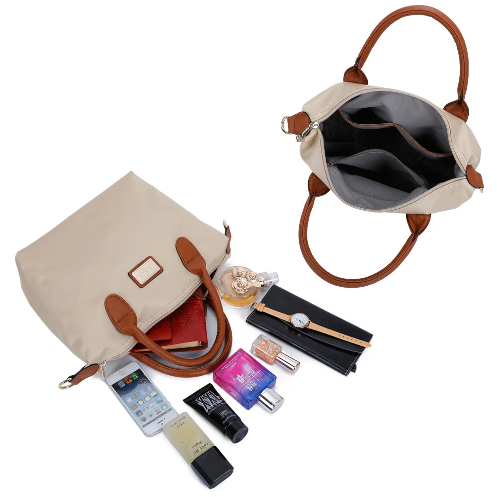 Intérieur zippé de La Balade beige avec poches plaquées pour téléphone, portefeuille et parfum – réf. Z-01
