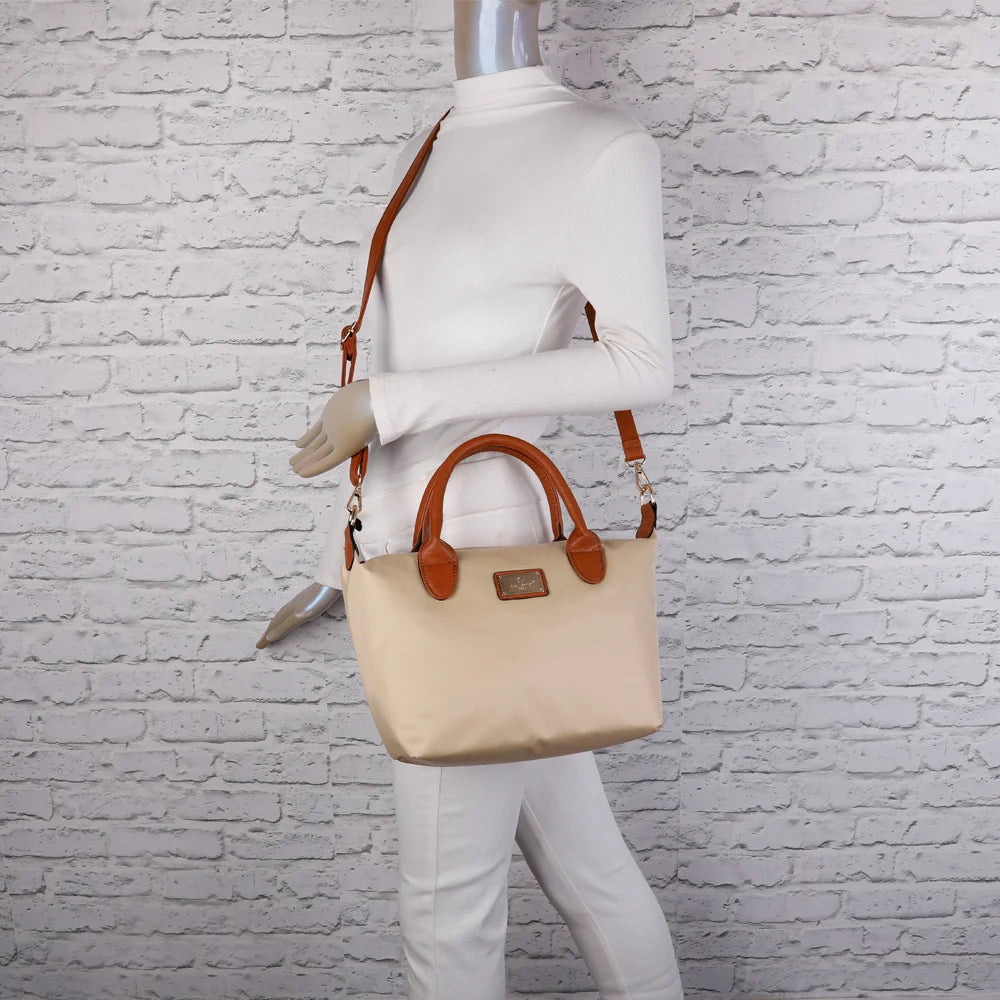 La Balade beige portée par une femme, à la main ou à l’épaule grâce à sa bandoulière amovible – réf. Z-01