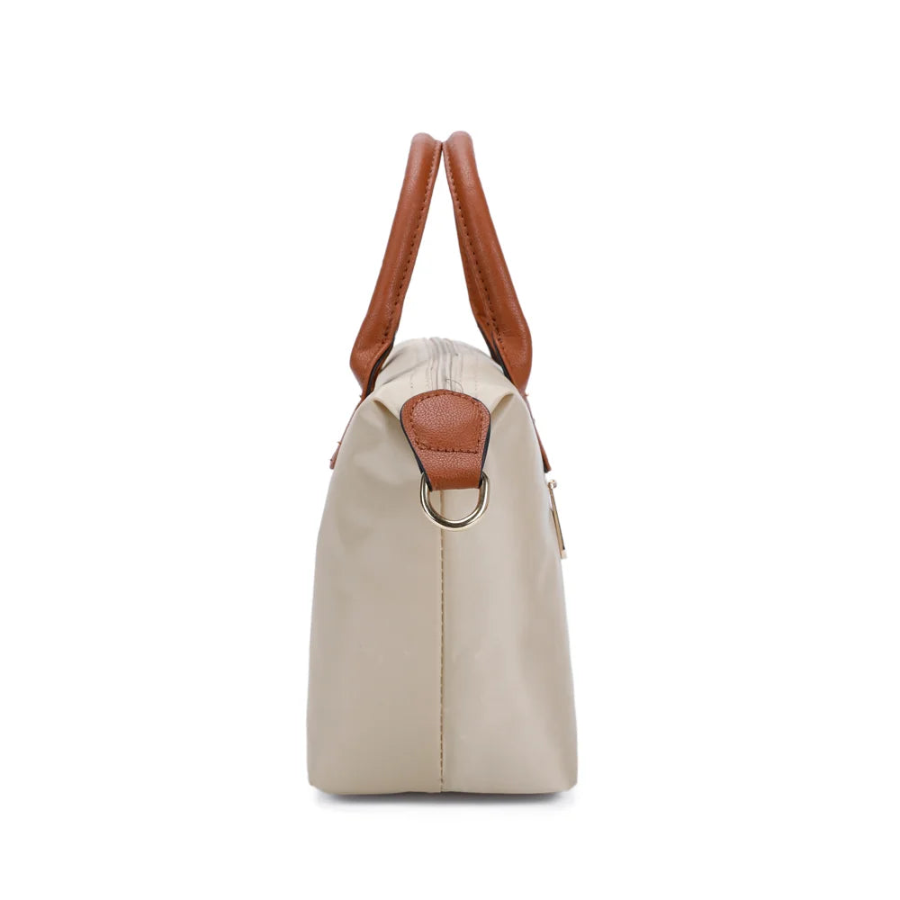 Profil de La Balade beige : patte latérale en simili cuir et anneau doré pour la bandoulière – réf. Z-01