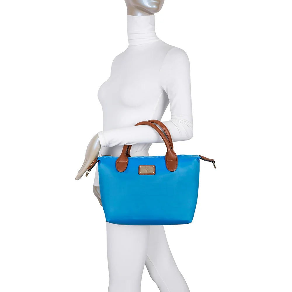 La Balade bleu ciel portée par une femme, à la main ou à l’épaule grâce à sa bandoulière amovible – réf. Z-01