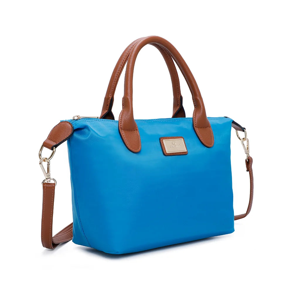 La Balade bleu ciel vue de trois-quarts : forme trapèze souple et bandoulière amovible en simili cuir camel – réf. Z-01