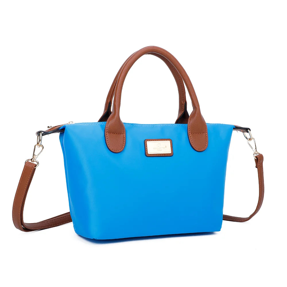 La Balade bleu electrique vue de trois-quarts : forme trapèze souple et bandoulière amovible en simili cuir camel – réf. Z-01