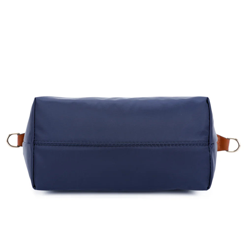 Dessous de La Balade bleu marine en nylon léger, format compact de 29 × 13 cm – réf. Z-01