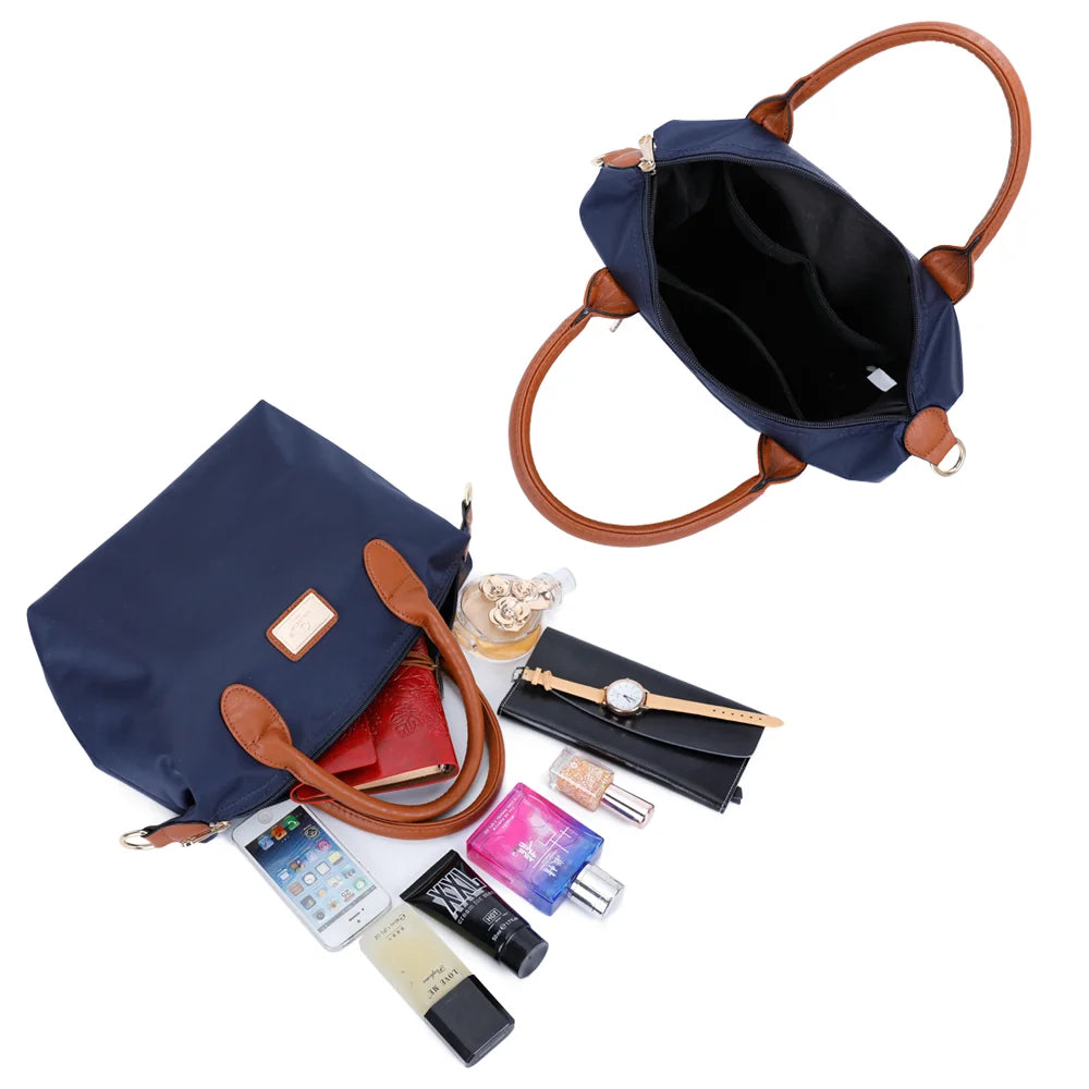 Intérieur zippé de La Balade bleu marine avec poches plaquées pour téléphone, portefeuille et parfum – réf. Z-01