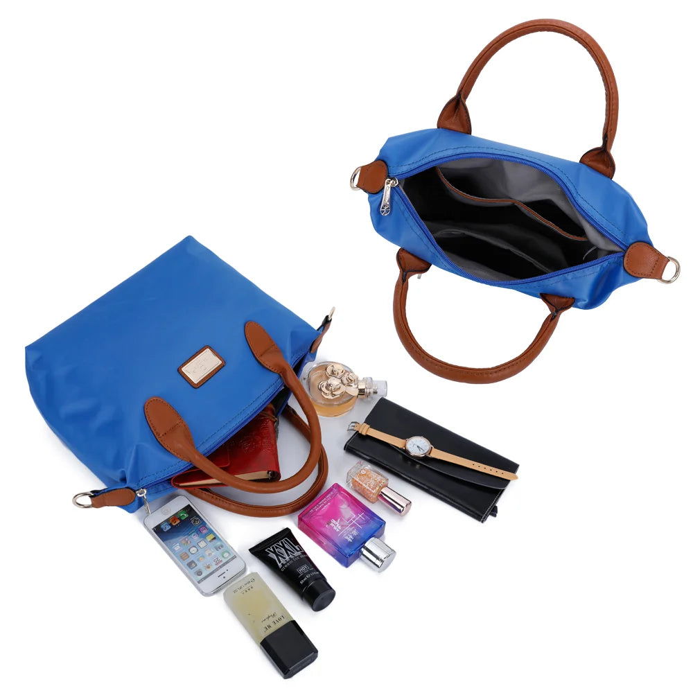 Intérieur zippé de La Balade bleu royal avec poches plaquées pour téléphone, portefeuille et parfum – réf. Z-01