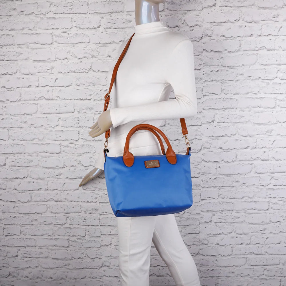 La Balade bleu royal portée par une femme, à la main ou à l’épaule grâce à sa bandoulière amovible – réf. Z-01