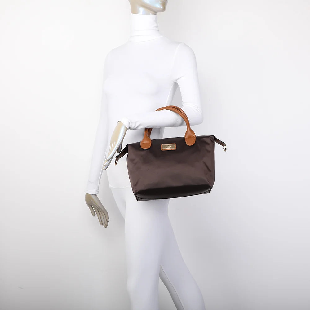La Balade café portée par une femme, à la main ou à l’épaule grâce à sa bandoulière amovible – réf. Z-01