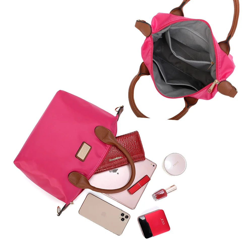 Intérieur zippé de La Balade fuschia avec poches plaquées pour téléphone, portefeuille et parfum – réf. Z-01