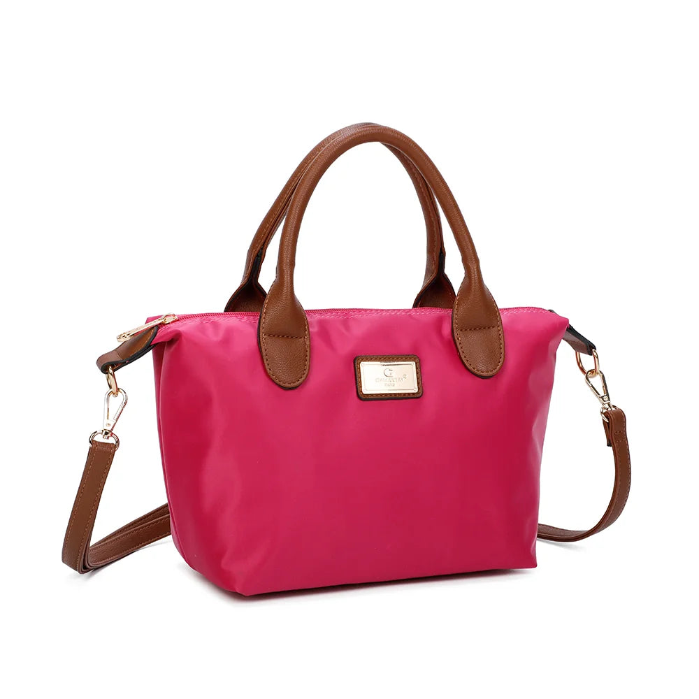 La Balade fuschia vue de trois-quarts : forme trapèze souple et bandoulière amovible en simili cuir camel – réf. Z-01