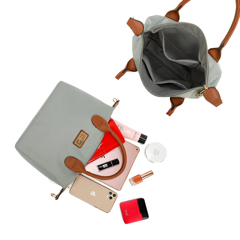 Intérieur zippé de La Balade gris claire avec poches plaquées pour téléphone, portefeuille et parfum – réf. Z-01