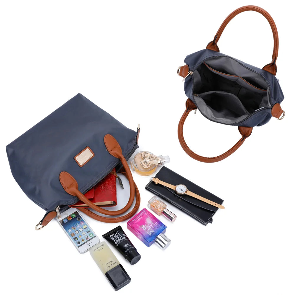 Intérieur zippé de La Balade gris foncé avec poches plaquées pour téléphone, portefeuille et parfum – réf. Z-01