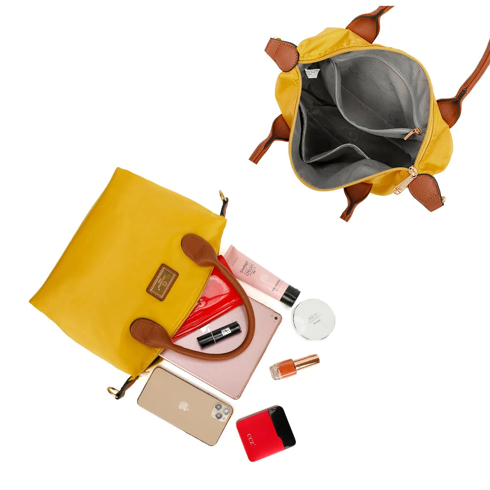 Intérieur zippé de La Balade jaune avec poches plaquées pour téléphone, portefeuille et parfum – réf. Z-01
