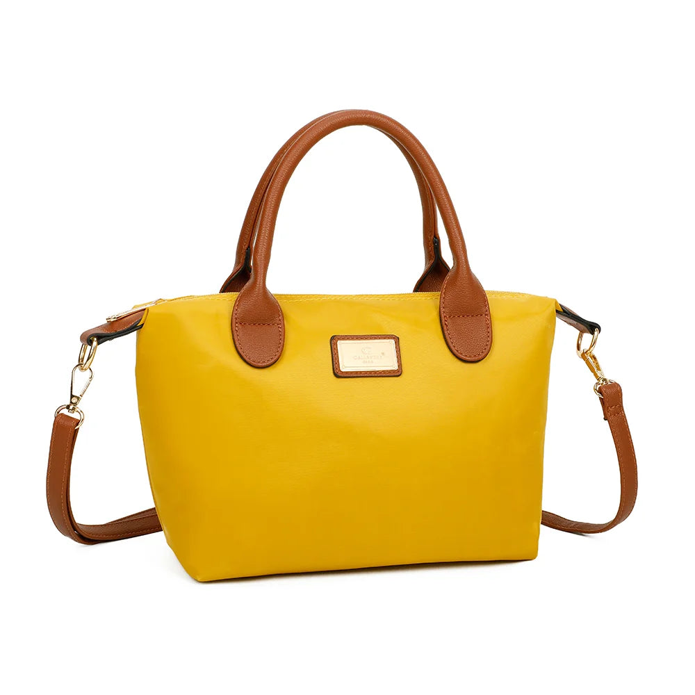 La Balade jaune vue de trois-quarts : forme trapèze souple et bandoulière amovible en simili cuir camel – réf. Z-01