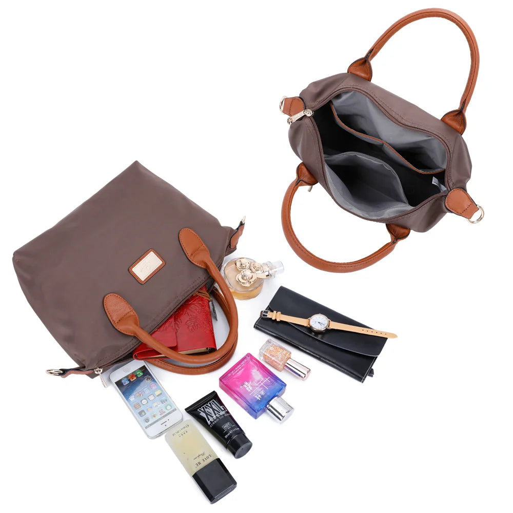 Intérieur zippé de La Balade marron avec poches plaquées pour téléphone, portefeuille et parfum – réf. Z-01