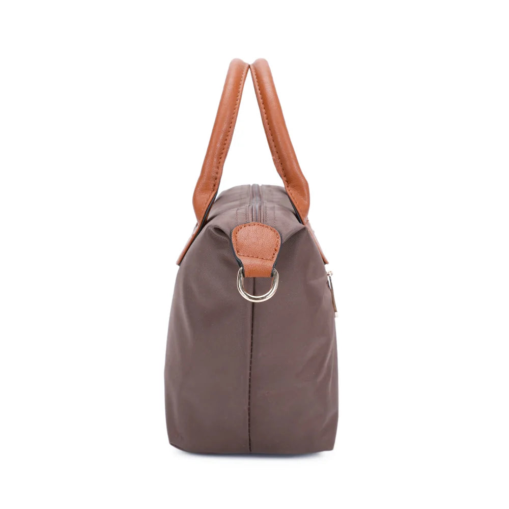 Profil de La Balade marron : patte latérale en simili cuir et anneau doré pour la bandoulière – réf. Z-01