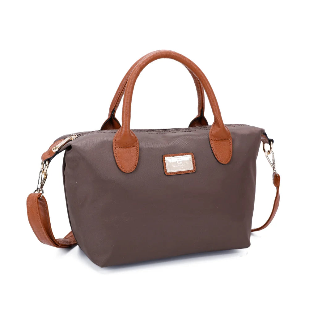 La Balade marron vue de trois-quarts : forme trapèze souple et bandoulière amovible en simili cuir camel – réf. Z-01